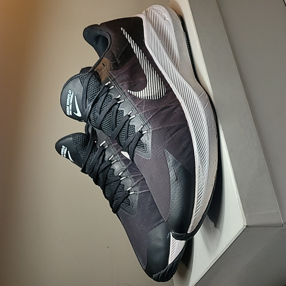 Nike Zoom Winflo 8 road running sneakers  CW3419-006 size 10.5 (Tu5)